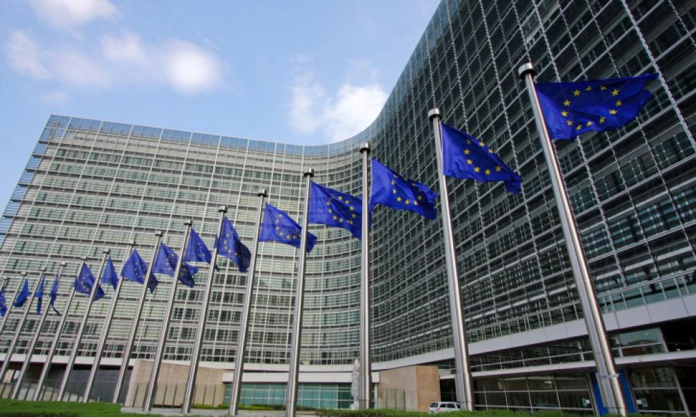 Κομισιόν: Είναι διατεθειμένη να παραγγείλει 1,8 δισ. δόσεις εμβολίων